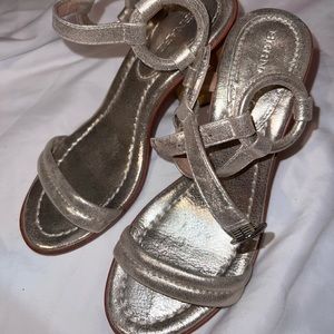 Bernardo golden heel with wooden strap